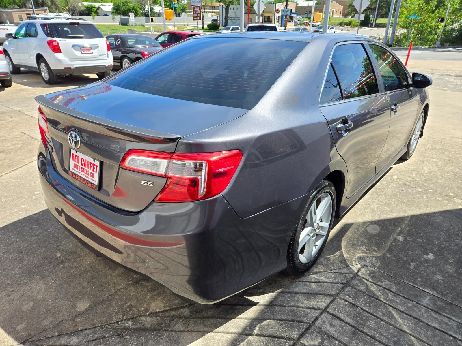 2014 GRAY Toyota Camry SE (4T1BF1FK7EU) with an 2.5L L4 DOHC 16V engine, 6-Speed Automatic transmission, located at 503 West Court, Seguin, TX, 78155, (830) 379-3373, 29.568621, -97.969803 - 2014 Toyota Camry SE with a 2.5L L4 DOHC 16V, Automatic, Tilt, Cruise, AM/FM/CD Touchscreen Stereo, Power Windows, Locks, Seat and Side Mirrors, Bluetooth, Automatic Headlights, Tinted Windows, Alloy Wheels, Backup Camera, Rear Defroster and more!! - Photo #2